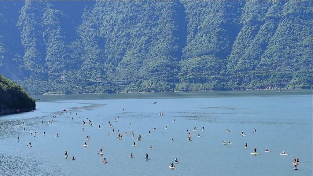 des paddleurs de la league of paddlers en Chine